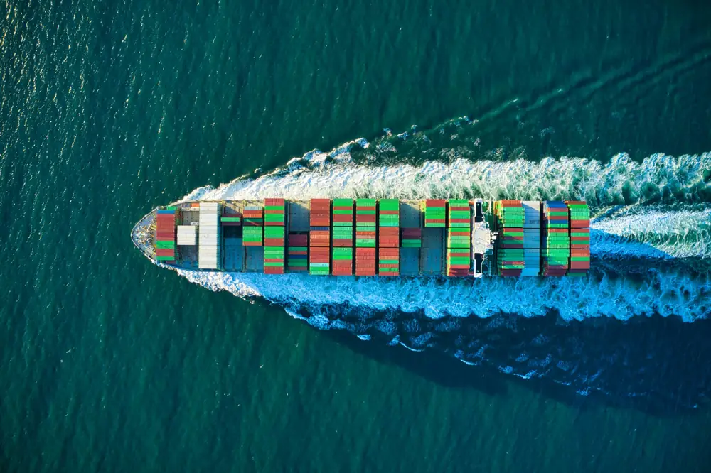 Barco portacontenedores navegando en mar abierto