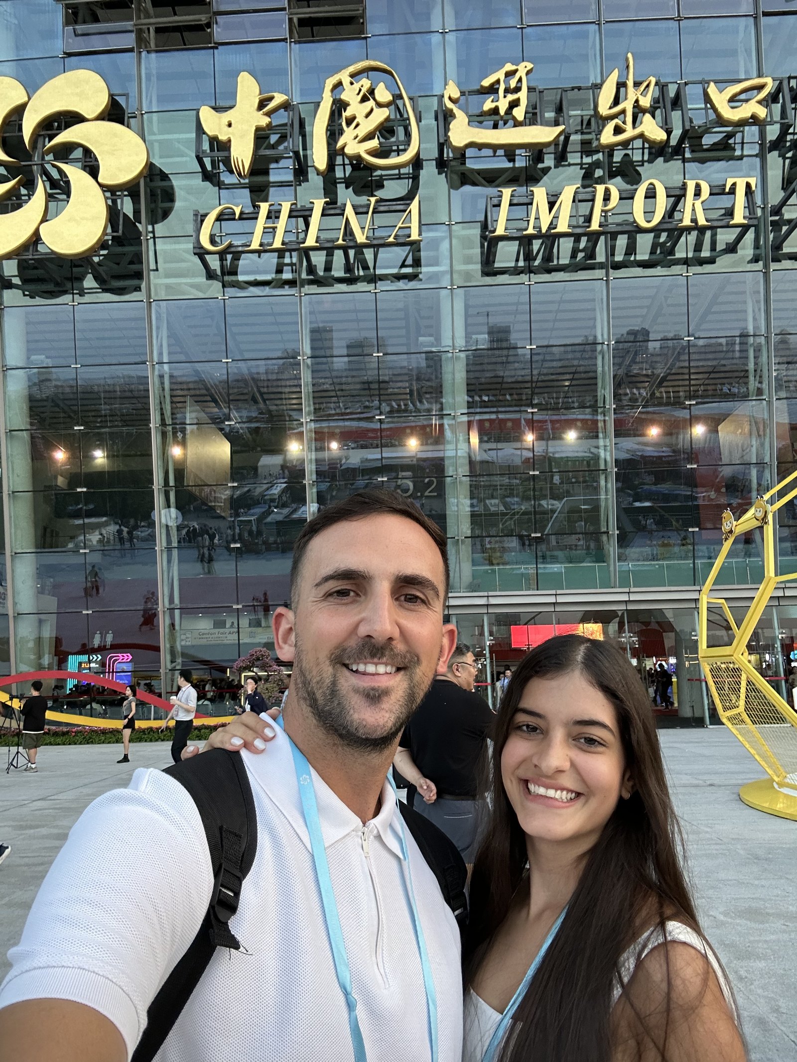 Nacho y Ana María, de NAMAR Global, en la entrada de la Feria de Cantón (China Import and Export Fair)